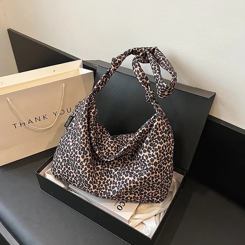 2024 New Fashion Shoulder Bag Casual Versatile Large Capacity Tote Bag Women's Trendy Personalized Leopard Print Commuter Bag