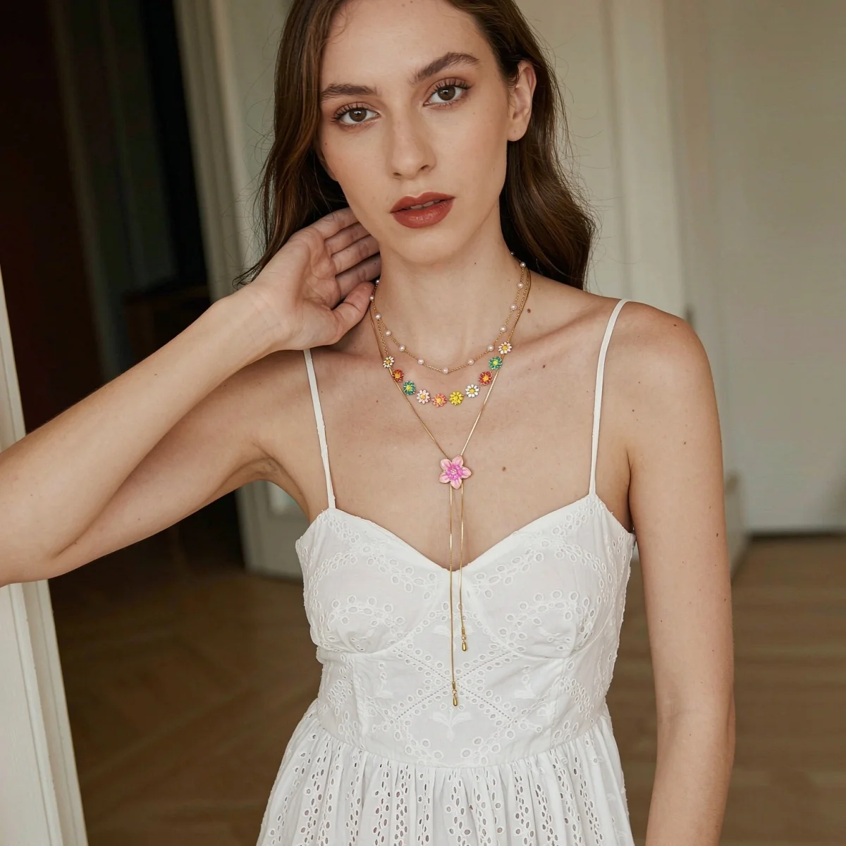 Süße, bunte Emaille-Halskette mit winzigen Gänseblümchen, Schlangenkette, Y-förmiger Quaste und simulierten Perlen für Damen, florales Choker-Schmuckstück – Detail 5