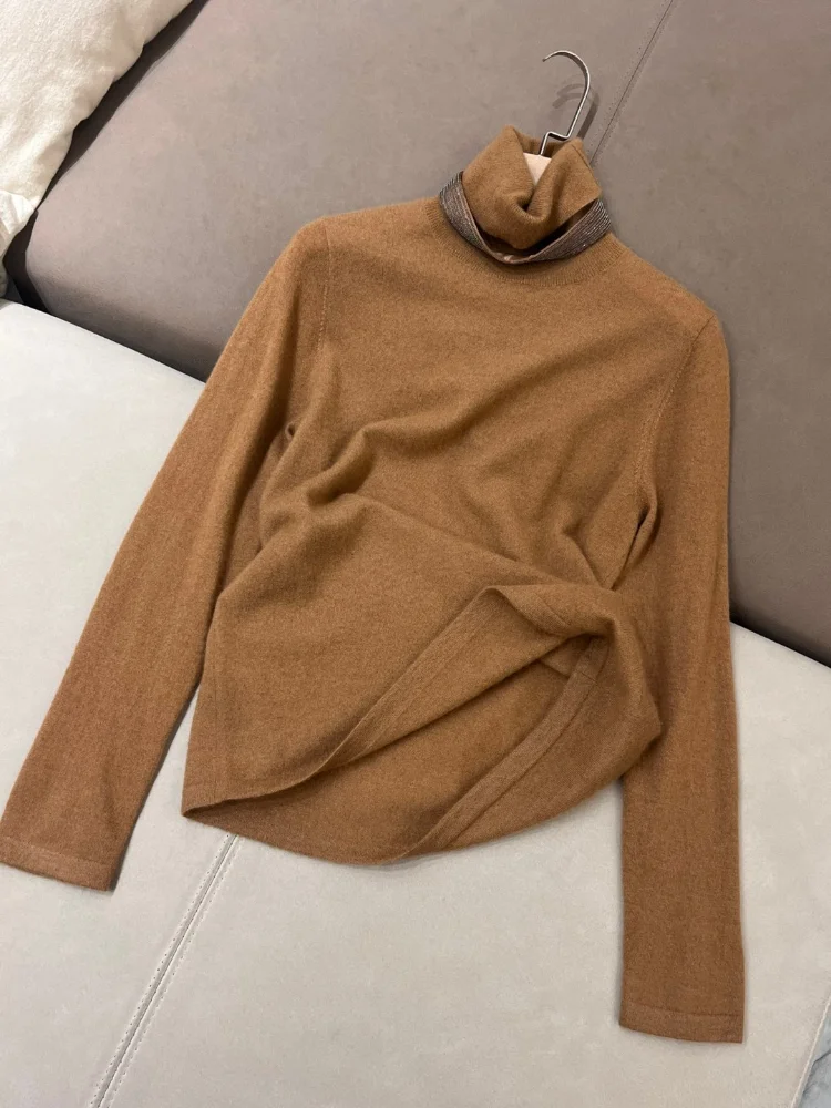 Jersey de cuello alto fino con cuentas adornadas