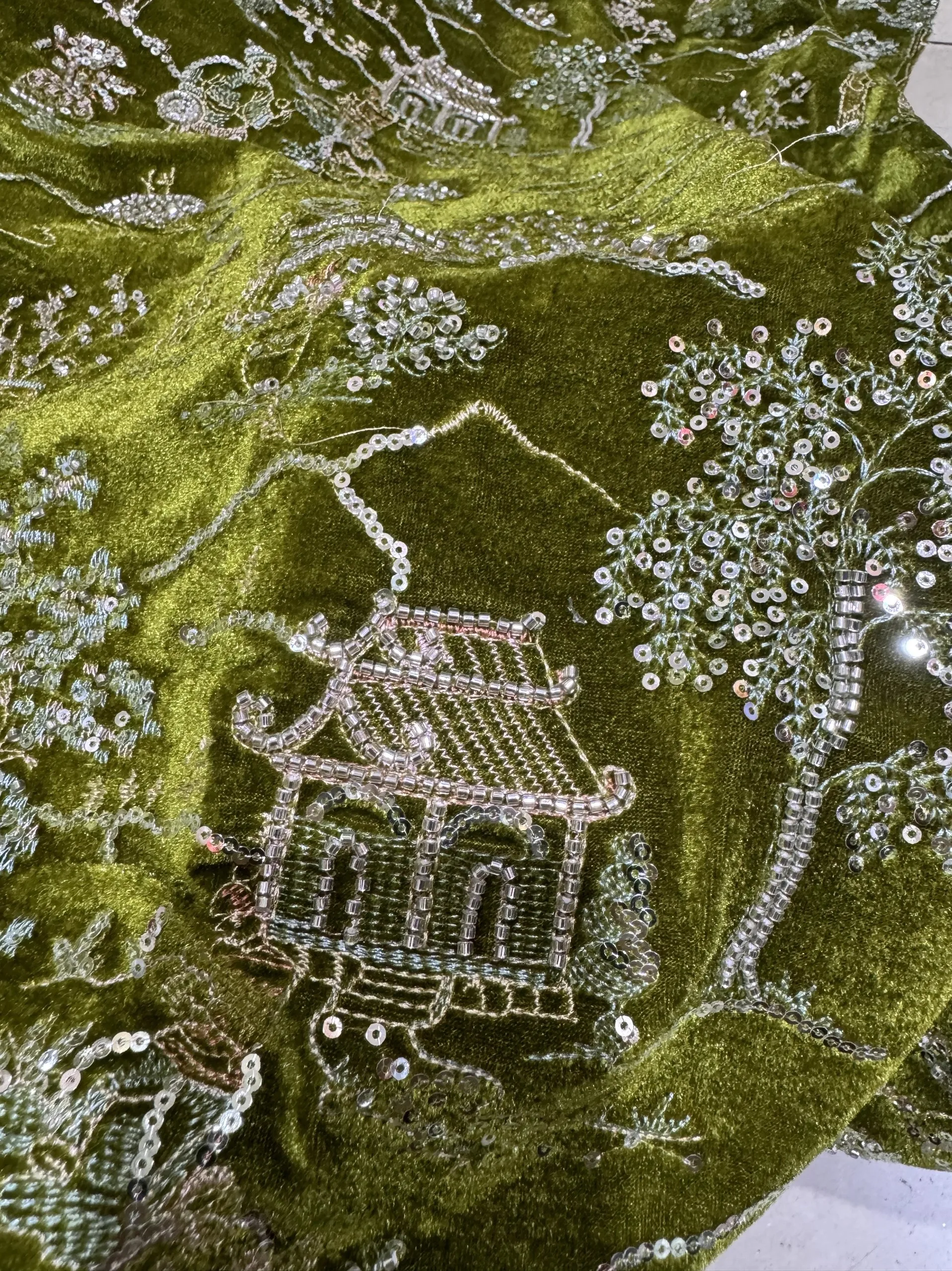 Padiglioni e torri ricamati con paillettes rosse e verdi, tessuto in velluto cucito, tessuto per abiti da sera cheongsam