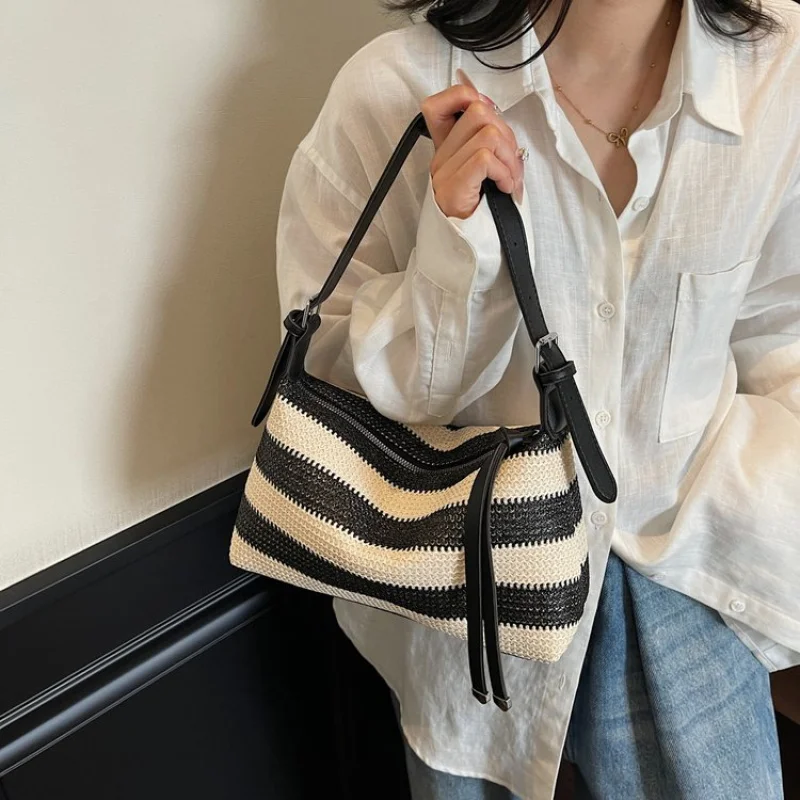 

Unique Business Leather Tote Bag For Professional Women High-End Designer Commuter Bag With Logo Detail