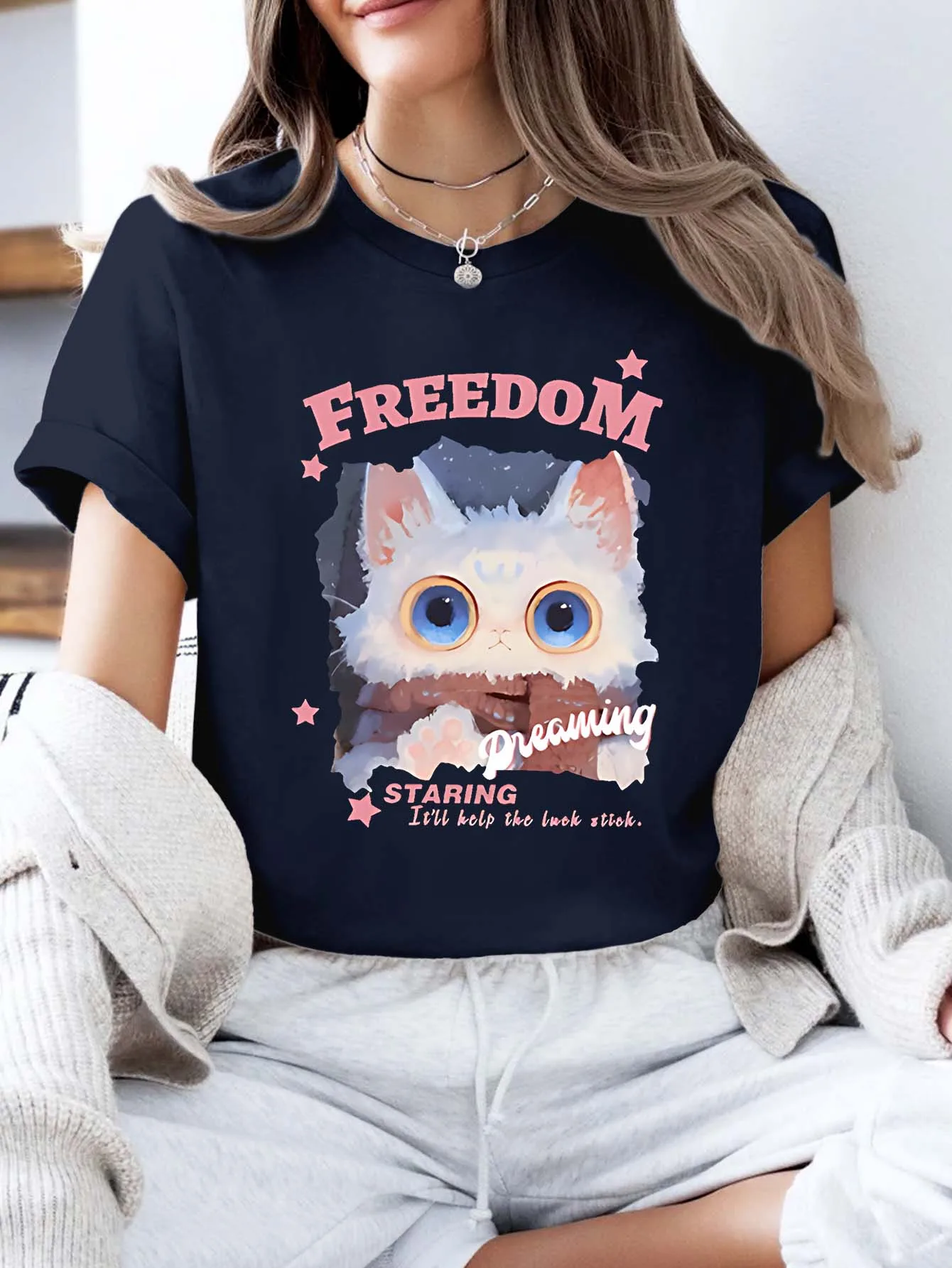 بالإضافة إلى حجم تي شيرت قصير الأكمام - قميص ملابس نسائية: "FREEDOM" لطيف القط الحلم الرسم