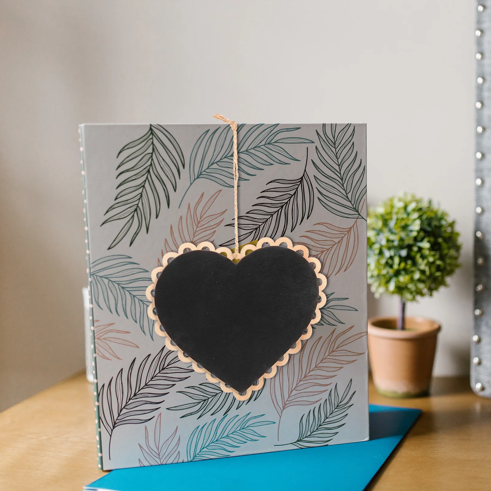 سبورة صغيرة على شكل قلب بلون خشبي، سبورة معلقة، لوحة رسائل خشبية لتذكير غرفة العائلة، تحيات #4