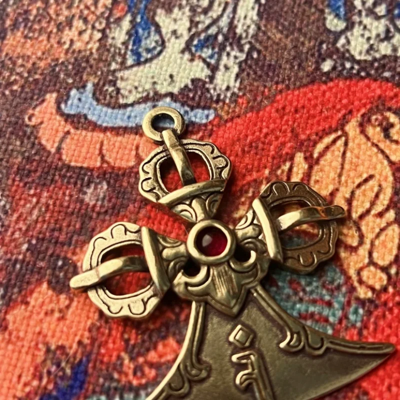 

Тибетский стиль, старое ремесло, латунь, антикварный пестик ваджры, кулон с мечом, ожерелье в этническом стиле, позолоченное доспехи, крест, меч, ожерелье