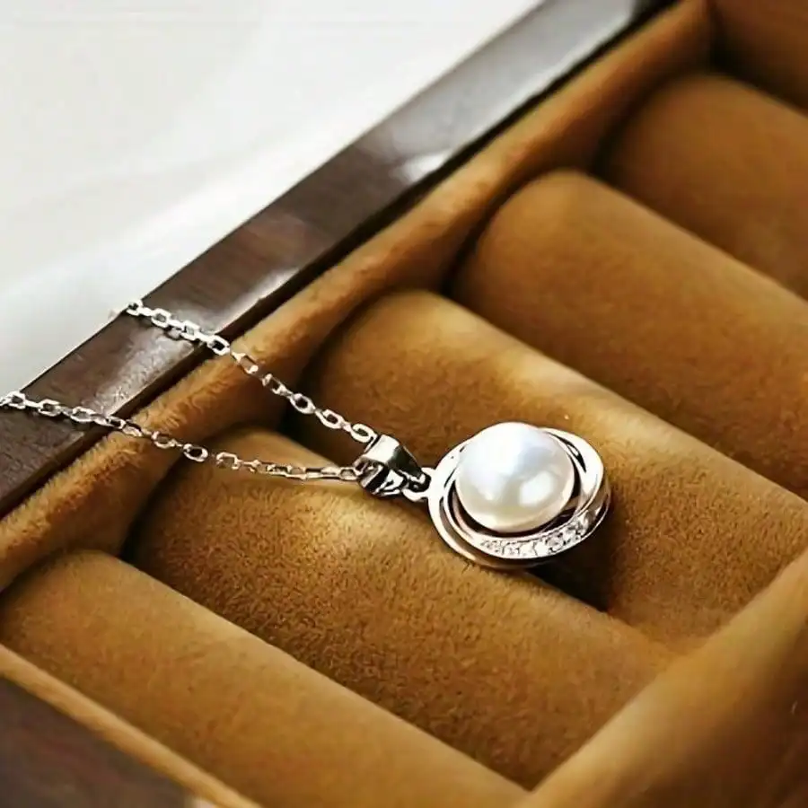 Um conjunto de 2 colares e brincos com pingentes elegantes e elegantes, um presente obrigatório para aniversários femininos e Natal.