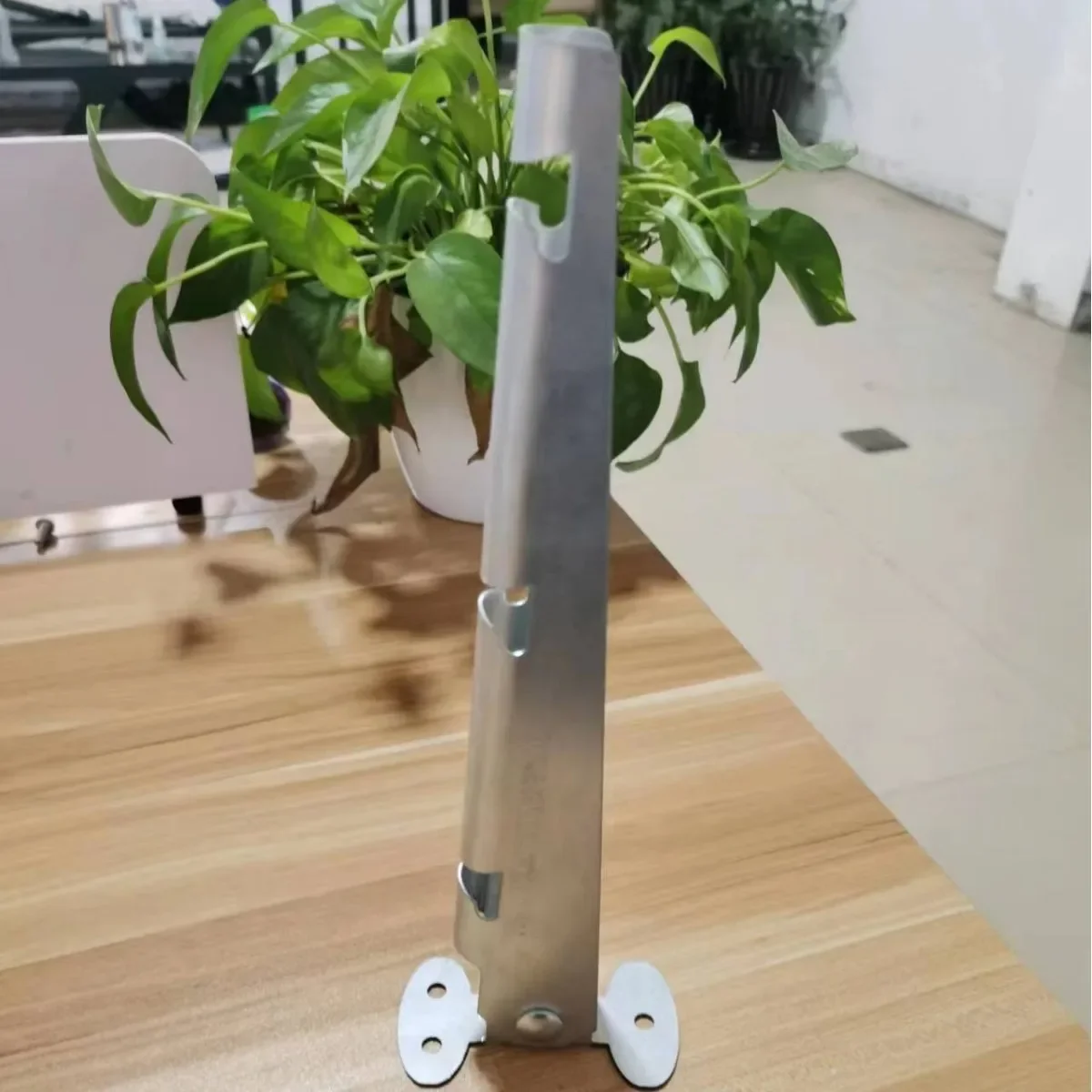 

Zinc Steel Wire Arm Guardrail Fence Bracket Barbed Wire for Safety And Security Fencing