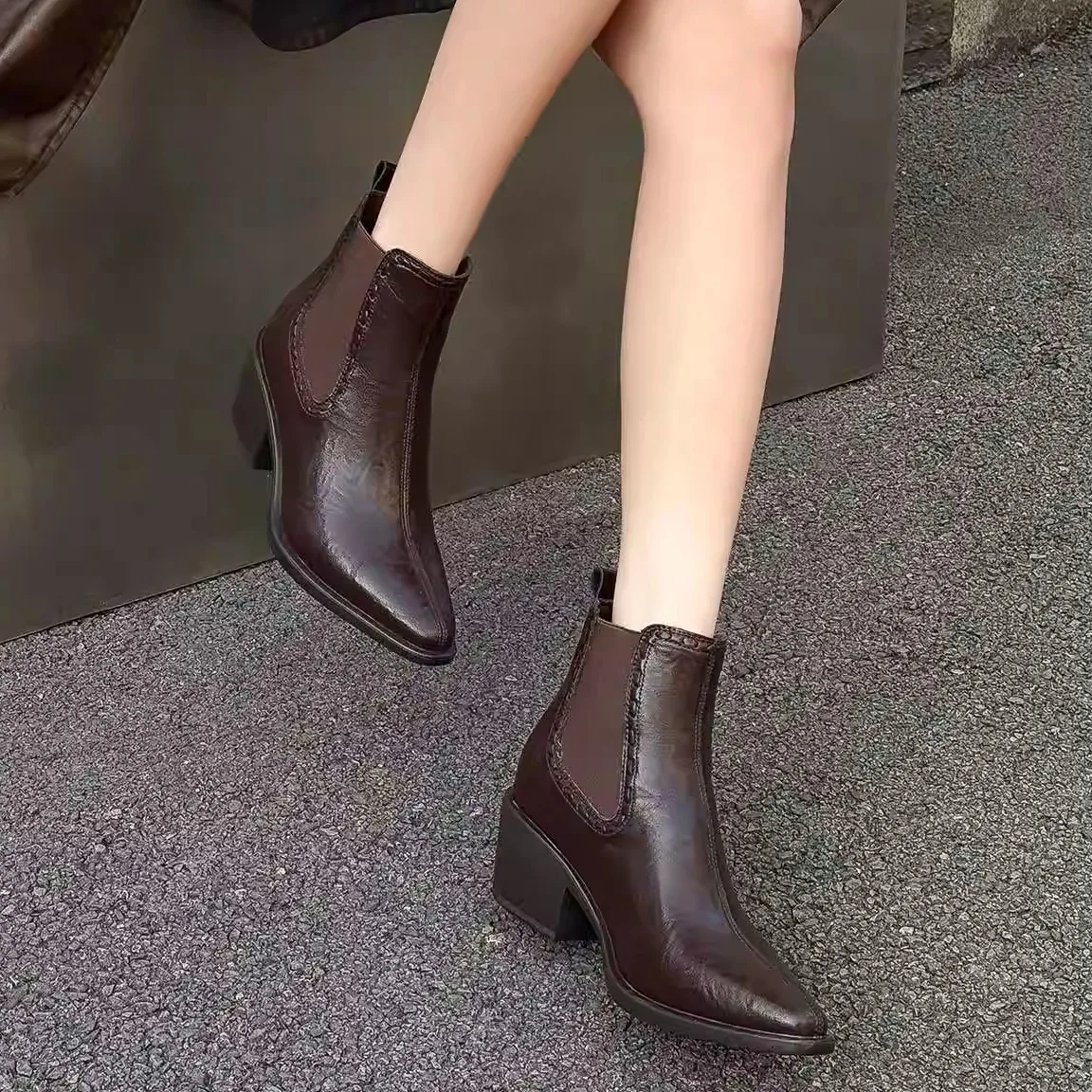 

Women's Chelsea Boots Pointed Toe Thick Bottomed Leather Shoes Mid-Calf Fashion Boots Sharp Elbow Design Winter Rubber Sole