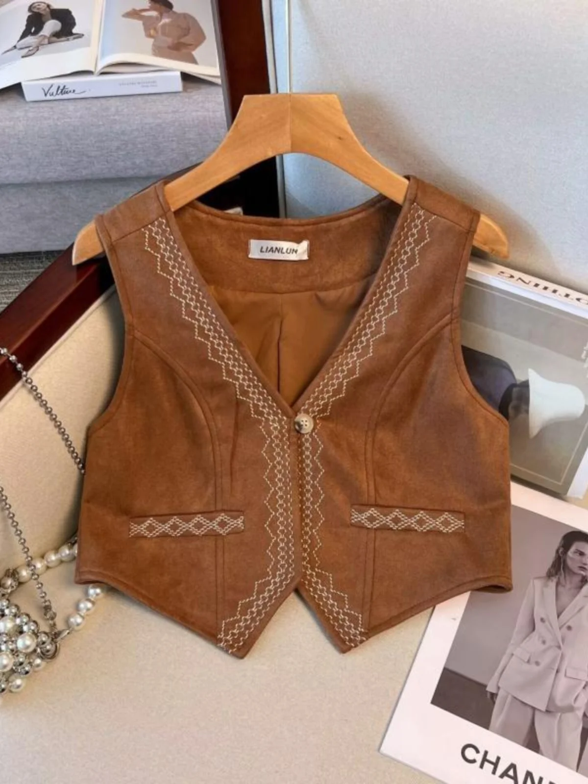 

Универсальный коричневый жилет с вышивкой, верхний слой, дизайн Svel, женская универсальная длина, V-образная застежка на пуговицы