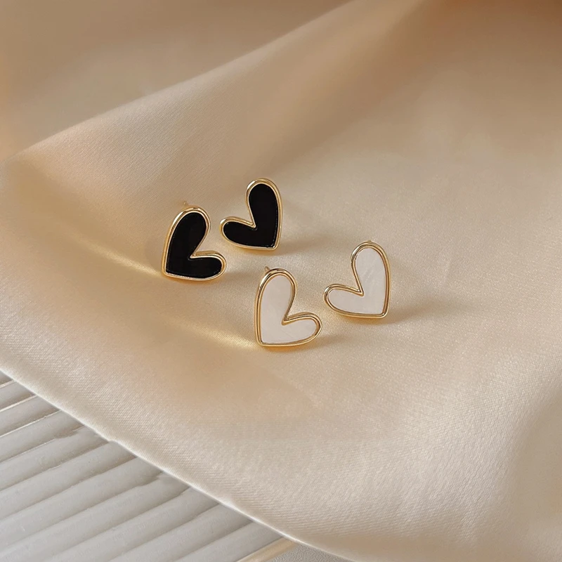 2024 Simple Small Black Heart Stud Earrings For Women Cute Girls Korean Style Love Earring Birthday Party Jewelry Wholesale