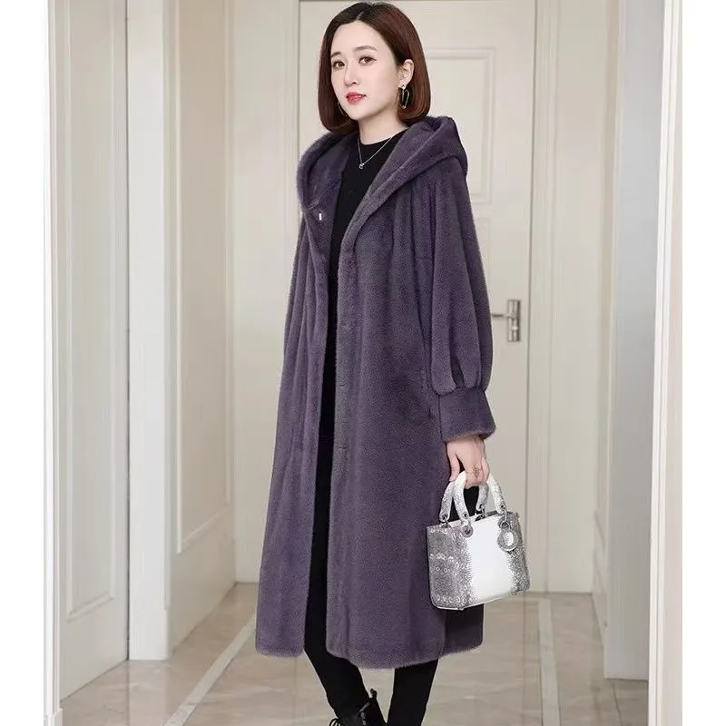 A New Mid-length Mink Fur Coat. Featuring  Fashionablewinter Style It Is A Thickened Women's Coat with Hood and Chinese Style.