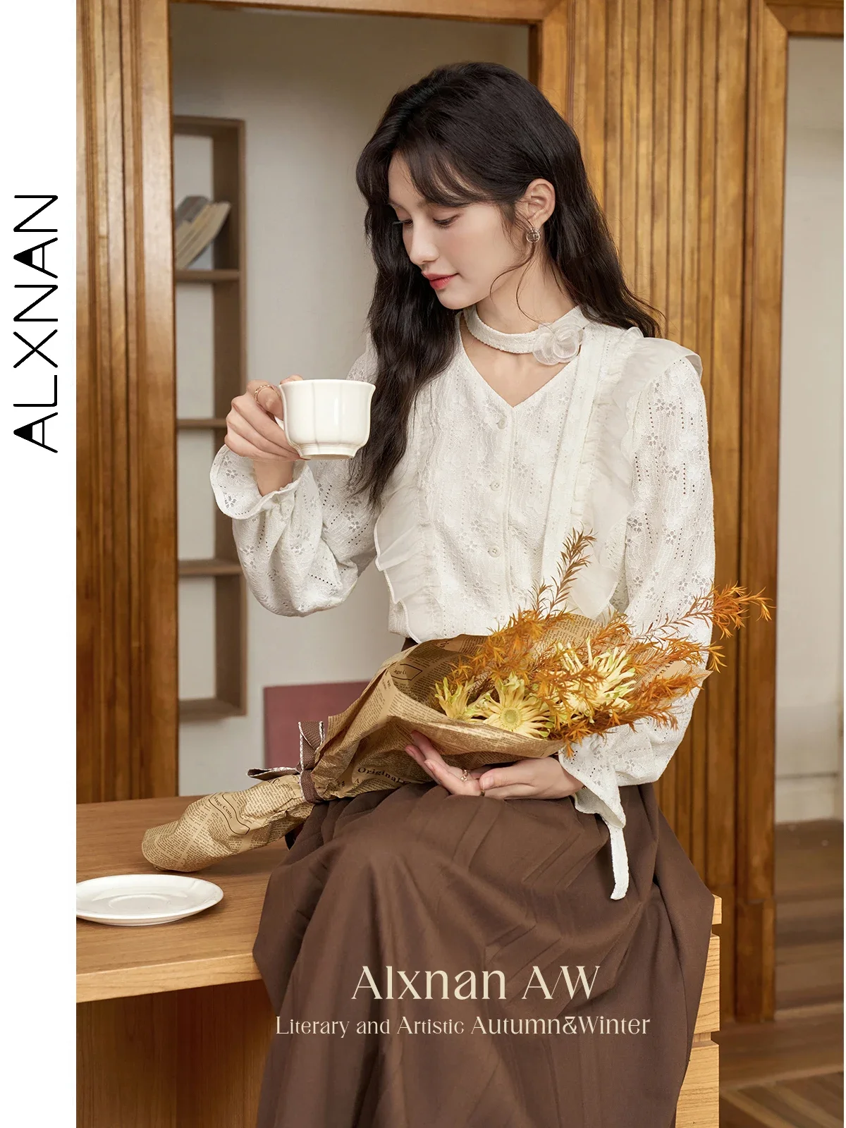 

ALXNAN Women's French Sweet Shirts 2024 Autumn Lace Hollowing Lace-up Appliques V-neck Petal Sleeve Female Casual Tops L39607