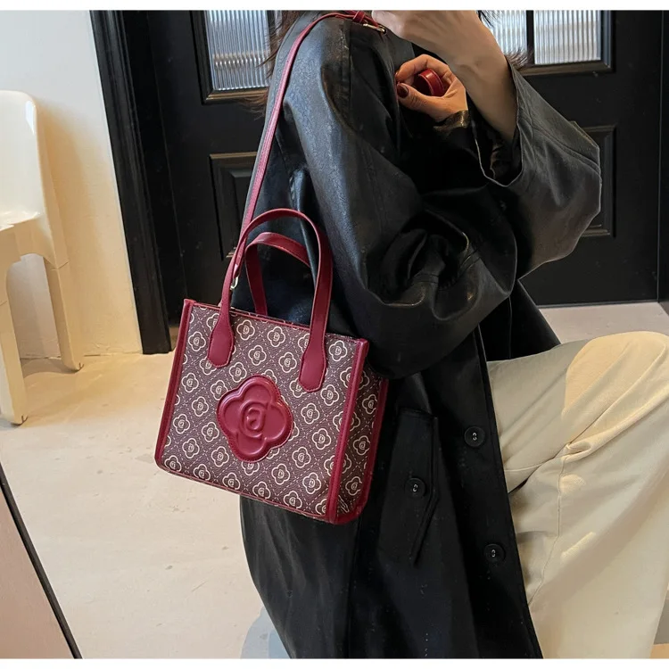 

2025 г., маленькая квадратная сумка с иностранным газовым принтом, весенняя текстура рук, маленькая квадратная сумка премиум-класса в стиле ретро, нишевая сумка на плечо для поездок на работу