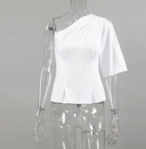 

Белая трикотажная футболка нестандартной формы с открытыми плечами, мода 2025, новый стиль, женский повседневный топ с косым воротником и короткими рукавами