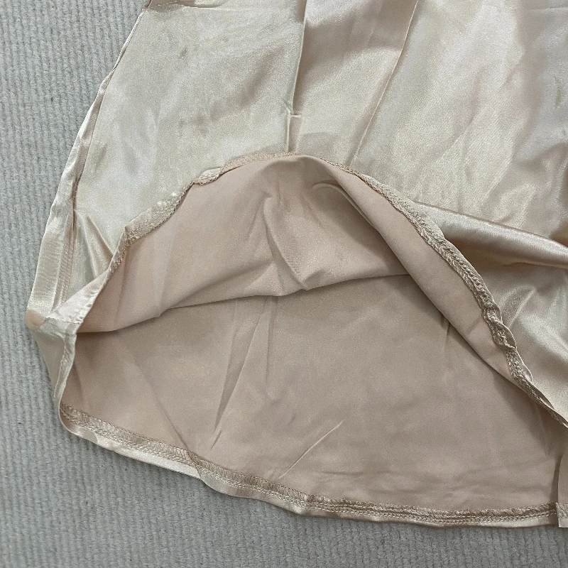 Handel zagraniczny, europejski i amerykański styl, nowa zimowa sukienka damska, elegancka satynowa, ażurowa, z krótkim rękawem, podkreślająca figurę, krótka spódnica.