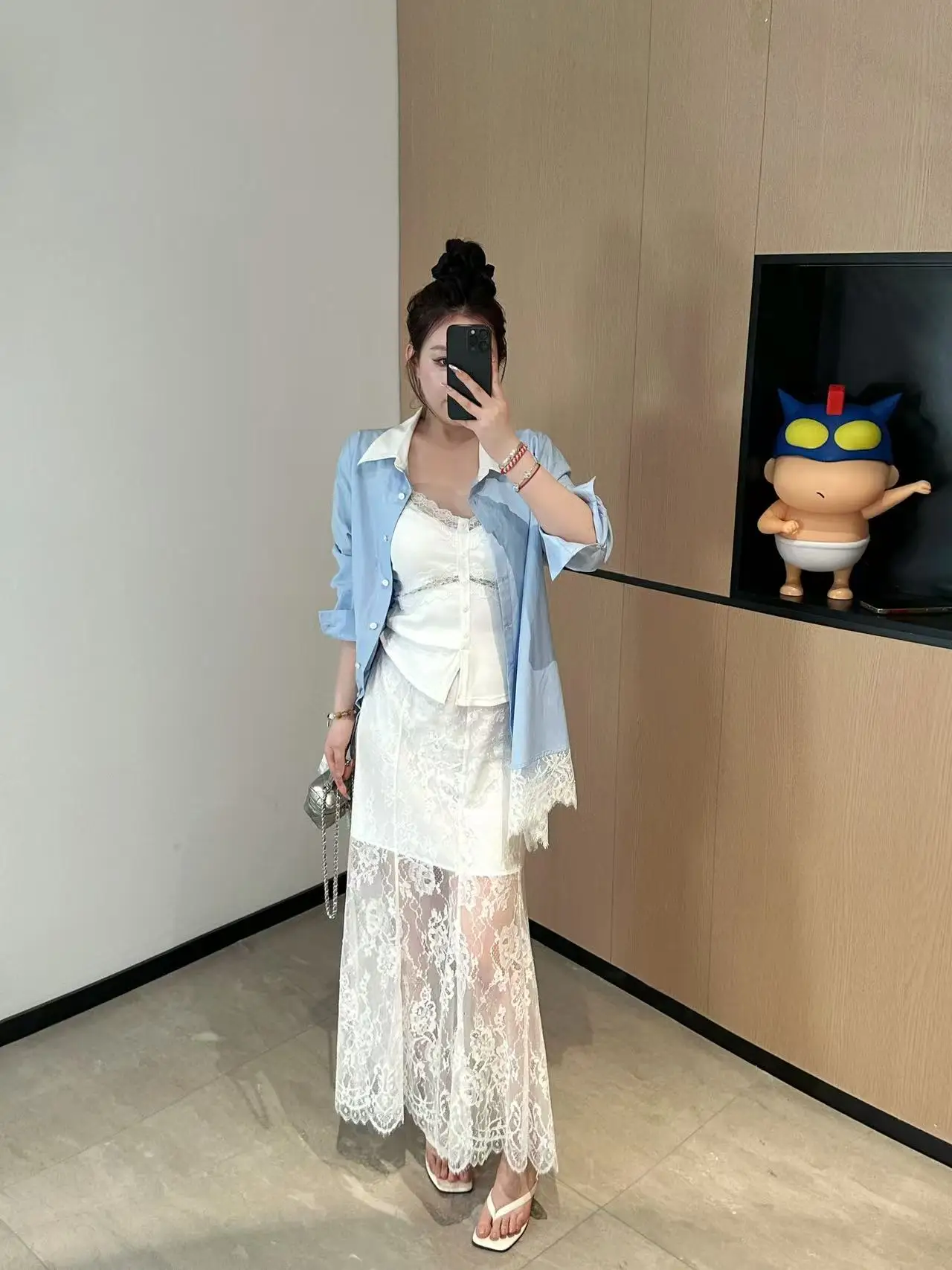 

Женская майка Qiqi больших размеров с кружевными вставками, повседневная одежда, смесь хлопка, удобная посадка, верхняя одежда, весенний сезон, на одной пуговице