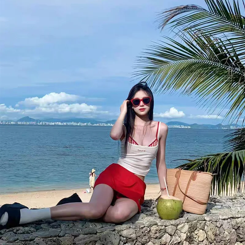 Nowy damski czerwony, kokieteryjny zestaw strojów kąpielowych, seksowny, z odkrytymi plecami, modelujący sylwetkę, wyszczuplający, idealny na letnie wakacje na plaży.