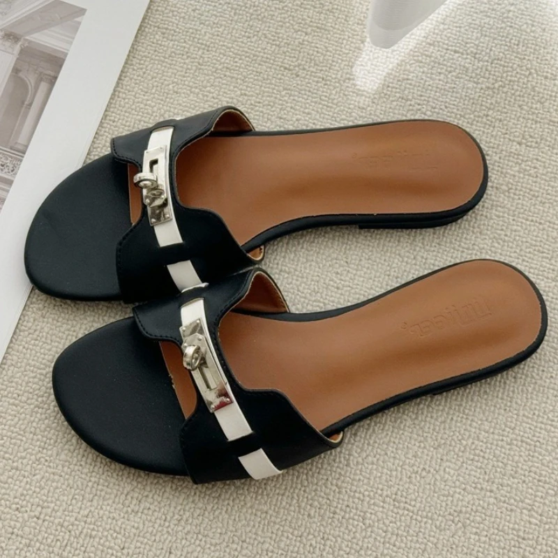 

Удобные тапочки на плоской подошве с металлическими украшениями, женские летние пляжные сандалии для отдыха, модная нескользящая повседневная обувь с круглым носком и мягкой подошвой