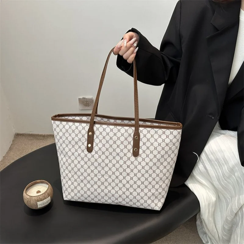حقيبة كتف نسائية أنيقة مصنوعة من الجلد الطبيعي مع سحاب علوي للإغلاق للحمل الأنيق الآمن