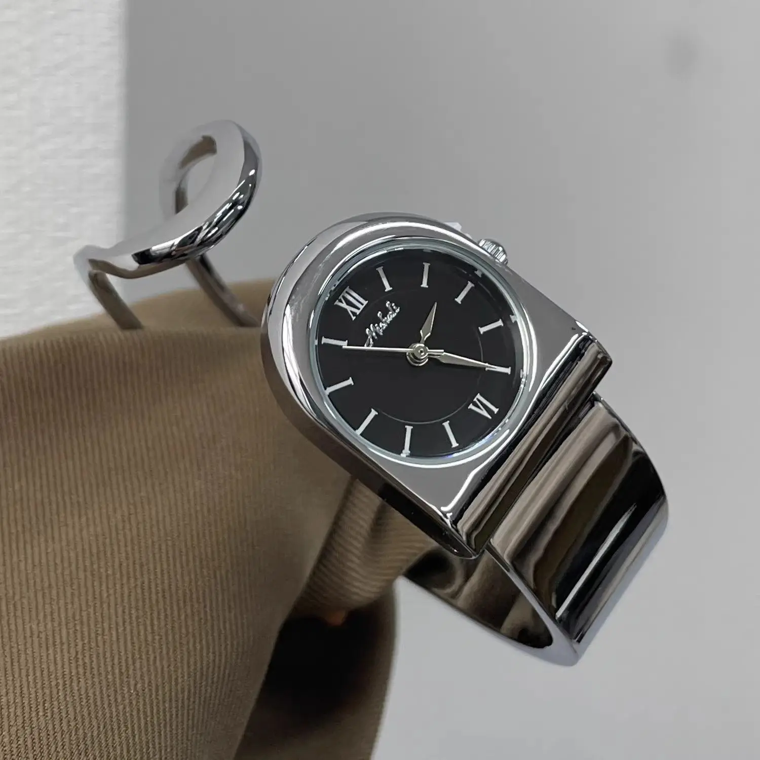 

Новые креативные часы с простым и стильным дизайном, изысканные женские наручные часы/часы-браслет в ретро-стиле.