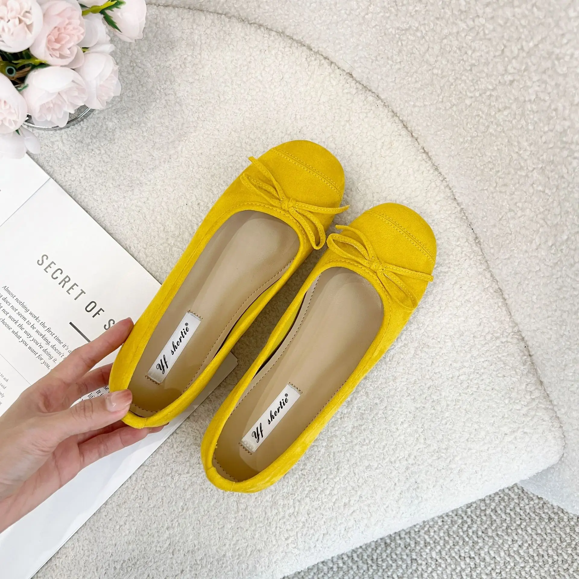 

Женские туфли без шнуровки из лакированной кожи металлик на плоской подошве со скрытым каблуком 5 см — мягкая стелька бежевого цвета с контрастным носком и бантом