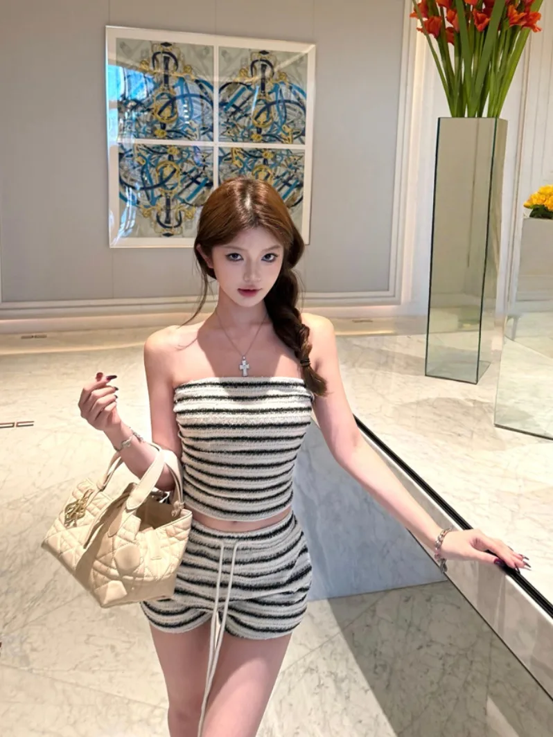 

Лето 2023, женский утягивающий вязаный топ без рукавов в серебряную полоску, комплект из двух предметов, тяжелый модный ансамбль с вышивкой