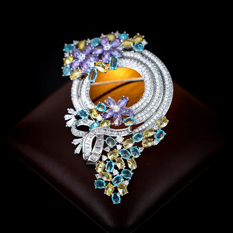 أكاليل ودبابيس ذات تصميم راقي ومعاطف رائعة وأنيقة ودبابيس وصدرية ومعاطف وإكسسوارات السهرة