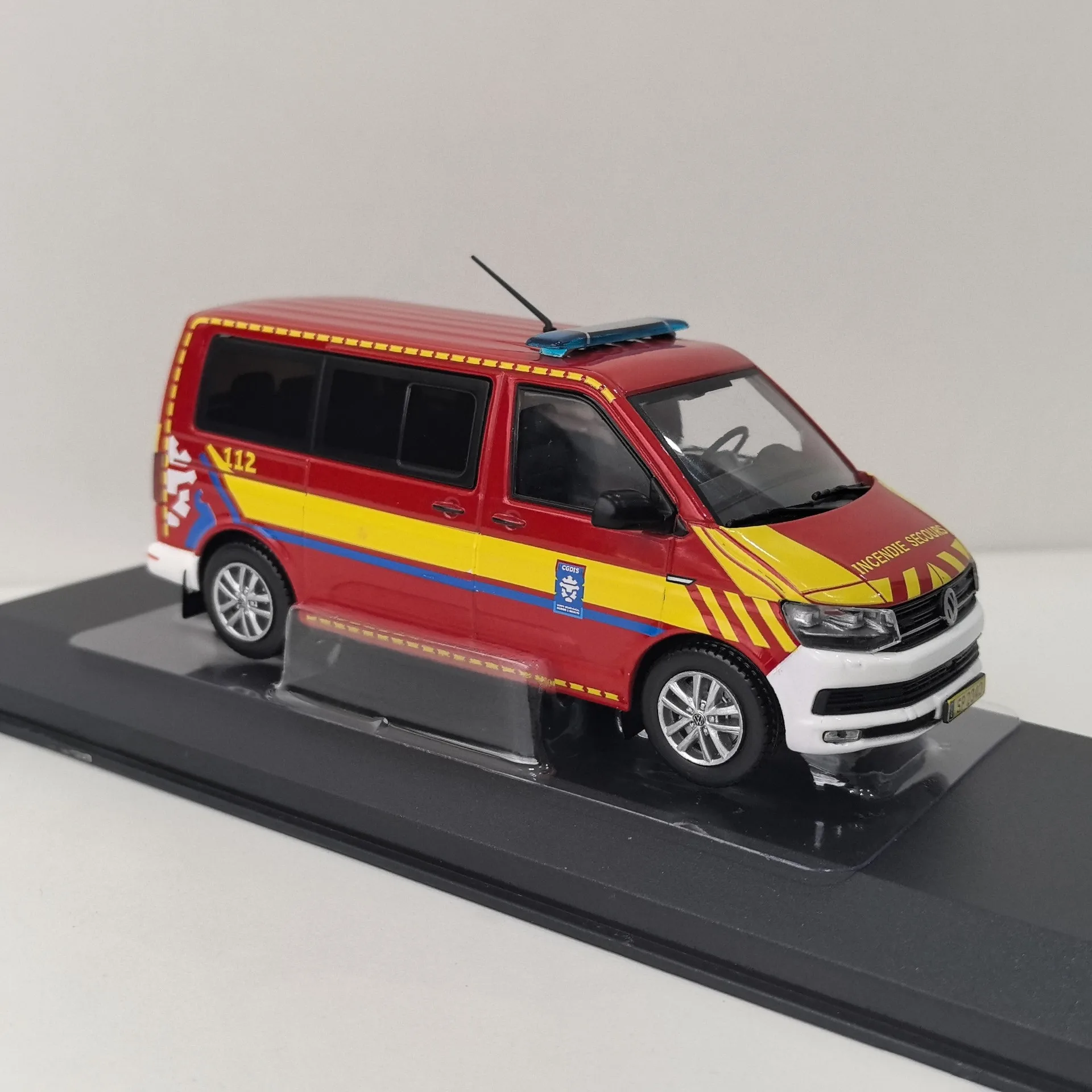 Diecast ODEON 1/43 escala VW T6 VW motor de bomberos coche en miniatura de aleación juguete coleccionable regalo recuerdo adorno de exhibición
