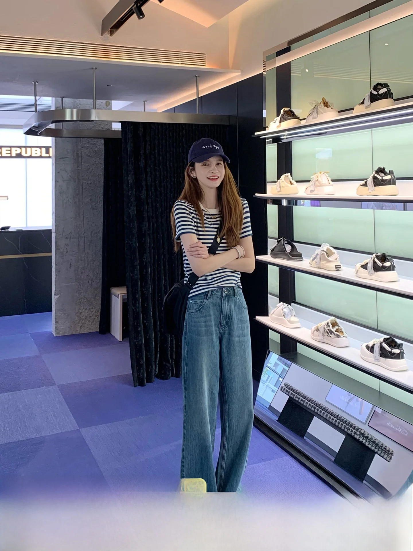 

Мягкие джинсы прямого кроя из выцветшего денима с мраморной текстурой и эффектом потертости от Thevever для женщин: комфортные, винтажные, для повседневной носки