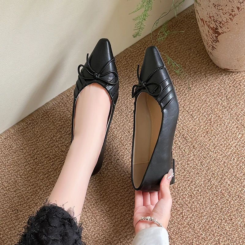 الترفيه مضخات النساء الأساسية الانزلاق على مربع منخفضة الكعب أشار تو أحذية امرأة الصلبة فراشة عقدة النساء مضخات حجم كبير