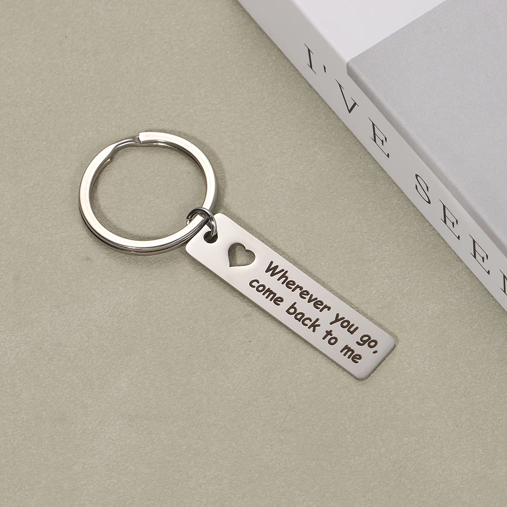 Gravierter Schlüsselanhänger aus Edelstahl mit herzförmigem Hohldesign als Gedenkgeschenk zum Geburtstag für Freund und Ehemann. – Detail 5
