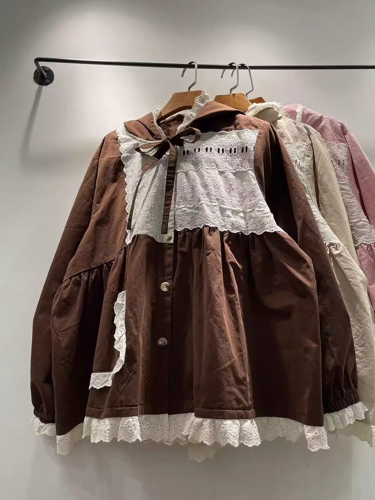 

Новинка 2026: Весенняя одежда в стиле Mori Girl, японский стиль, хлопковые рубашки и блузки с кружевными вставками, розовые, бежевые, кофейные.