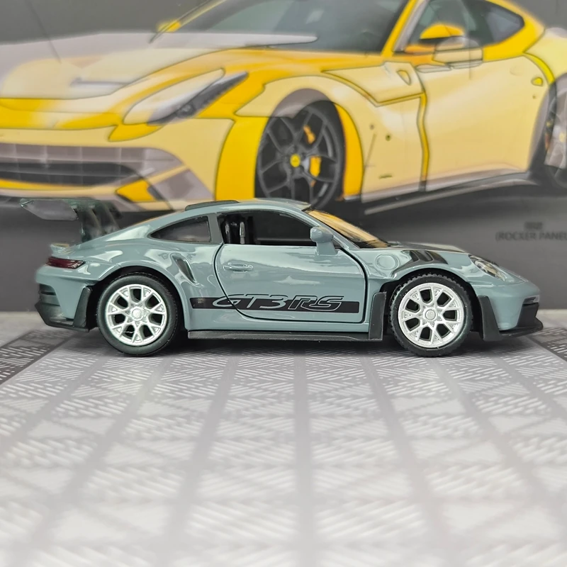 

1:36 simulation Porsche 911 GT3 RS alloy car model, doors can be opened, static desktop decoration, gift collection