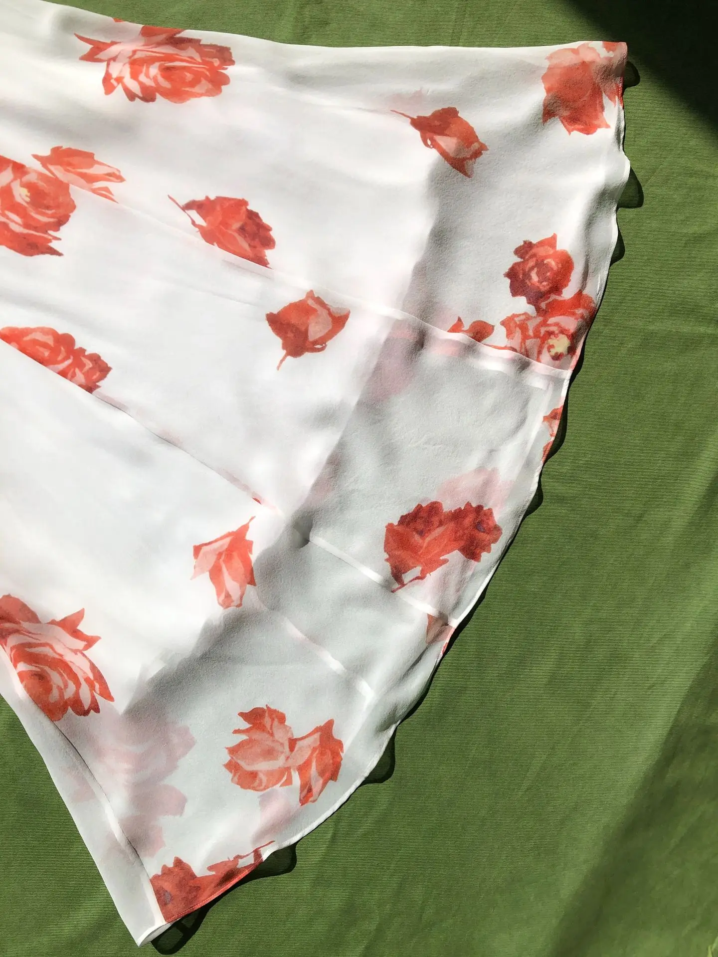 Rozenprint dames 100% zijden slinggewaad diagonaal gesneden V-hals mouwloze vakantie slanke maxi-jurk