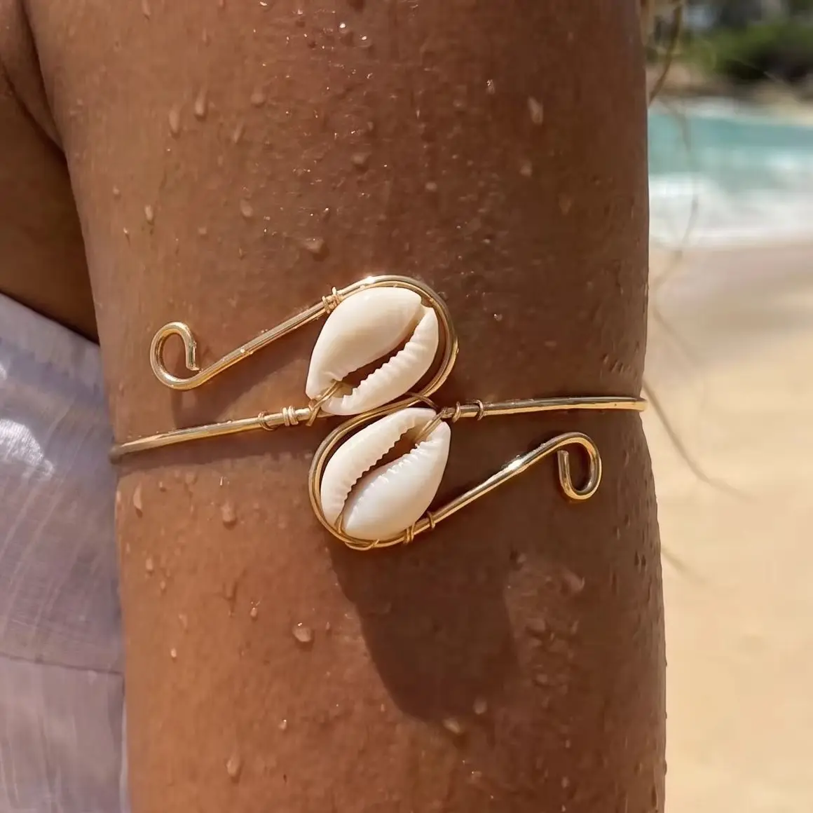 Böhmischer Muschel-Armreif, verstellbares Armband für Damen, zierlicher Spiral-Oberarmreif, Strandurlaub-Schmuckgeschenk