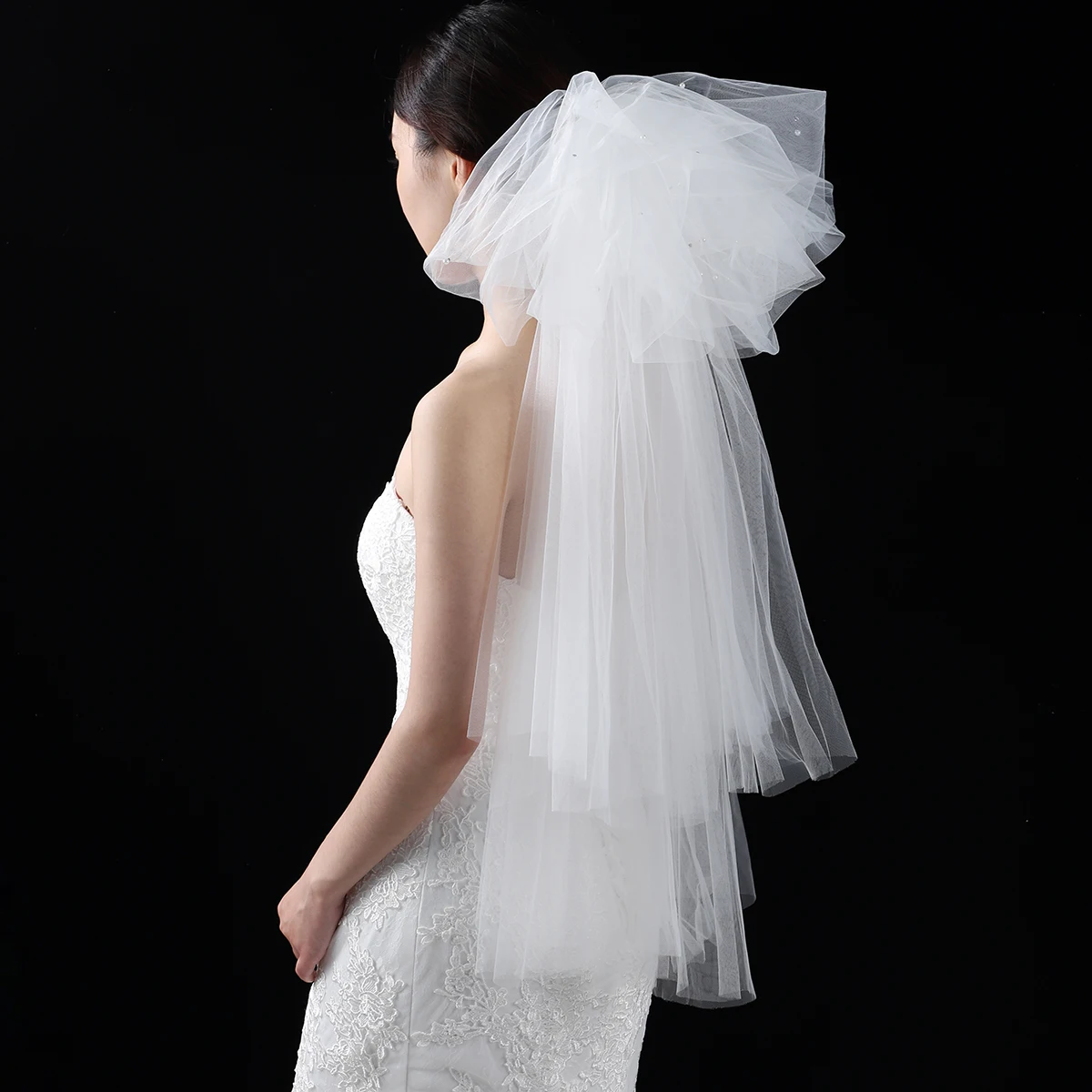 

white elegant multi-layer bride veil is suitable for women's wedding waist length veils