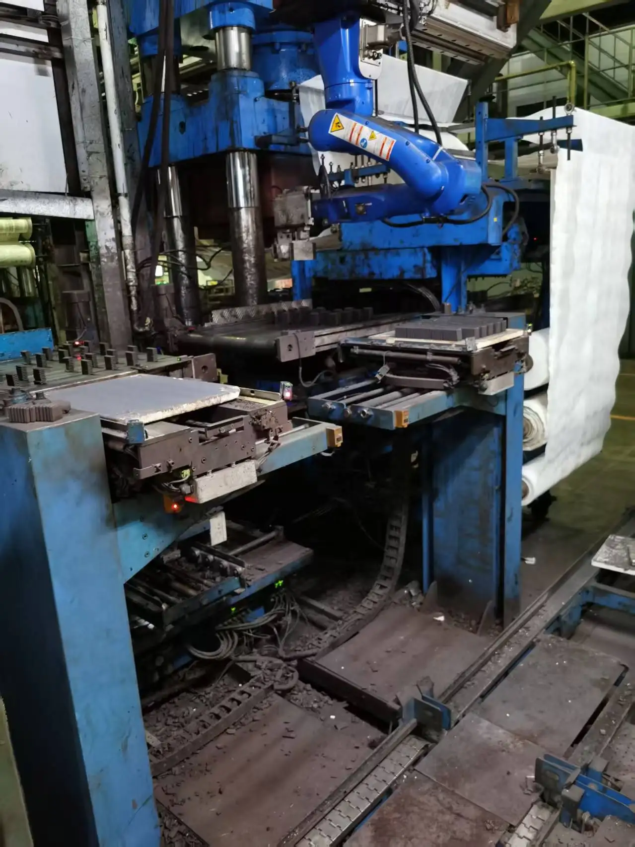 Манипулятор руки робота используется для обработки и штабелирования роботов