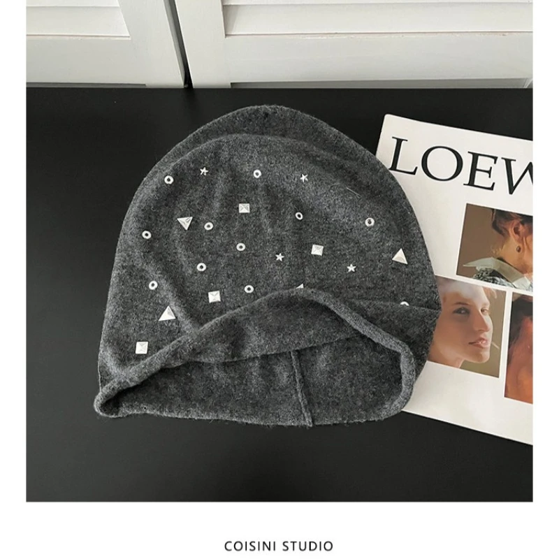 Koreanische Persönlichkeits-Beanie mit Nieten-Design für Herbst und Winter, warme und vielseitige Mütze für Männer und Frauen – Detail 5