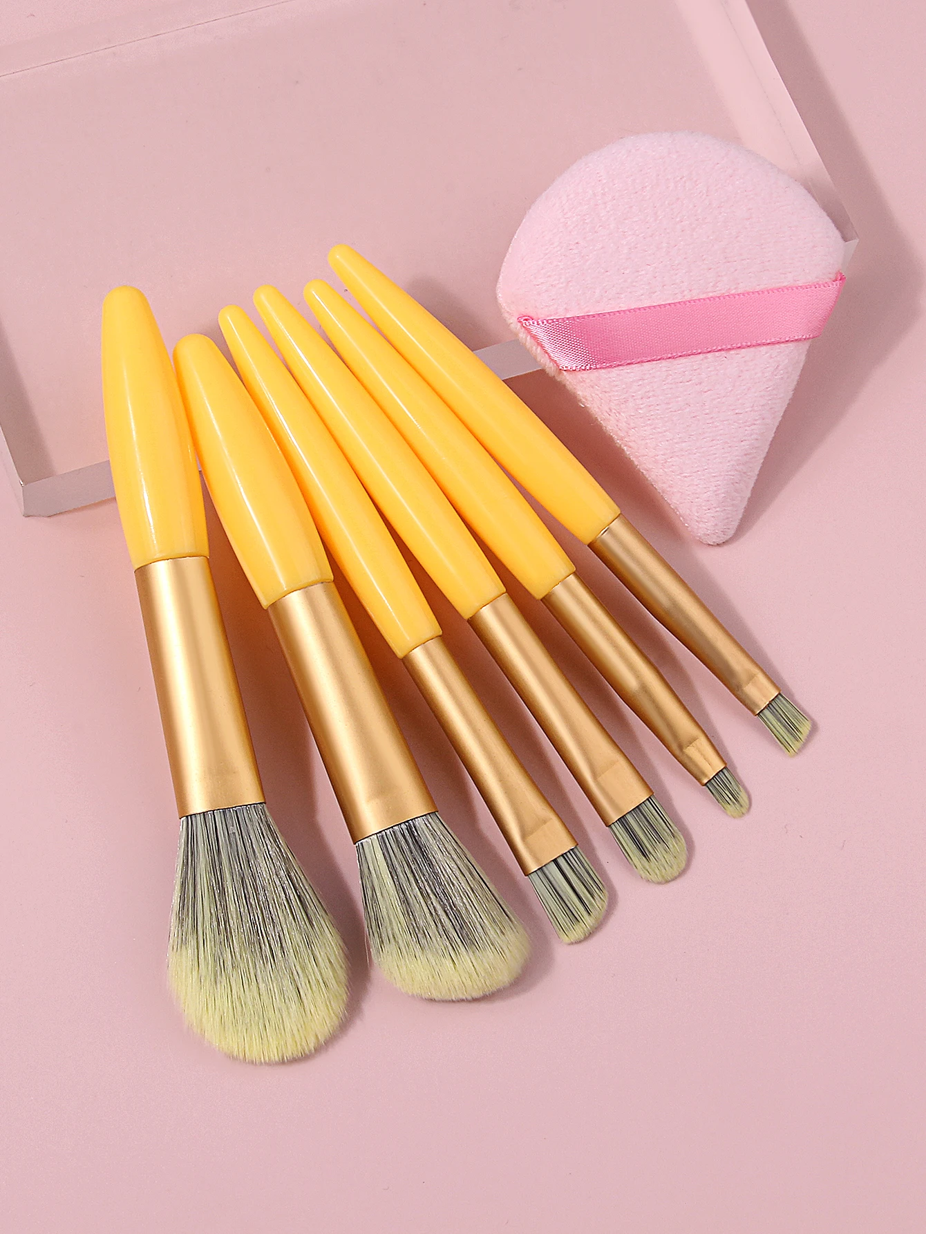 7Pcs Yellow Handle Makeup Brush Set Soft Cosmetic Brushes for Powder Blush Eyeshadow with Triangle Powder Puff