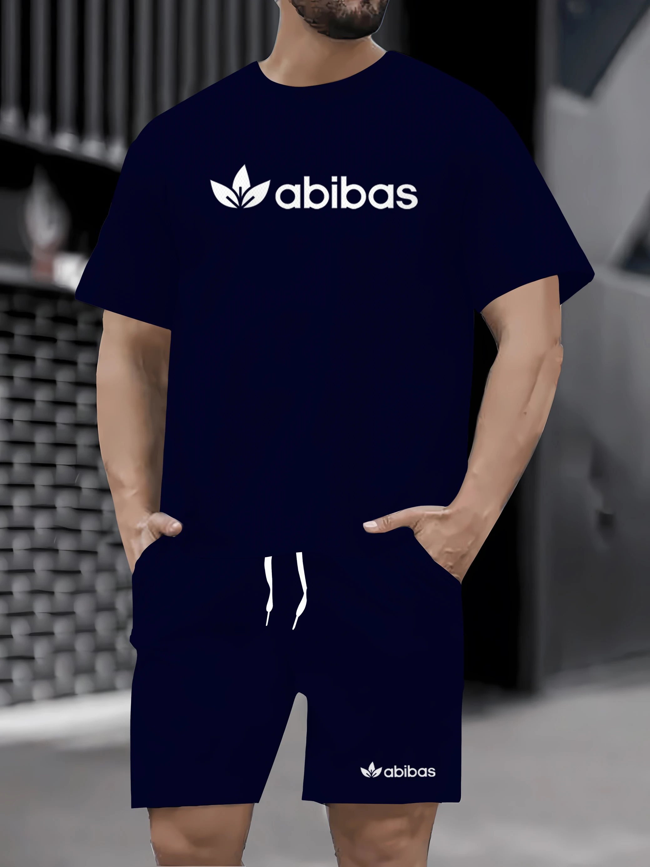 

Новый мужской костюм на лето 2025 — это повседневный, удобный, уличный, модный и инновационный мужской костюм в полоску с принтом.