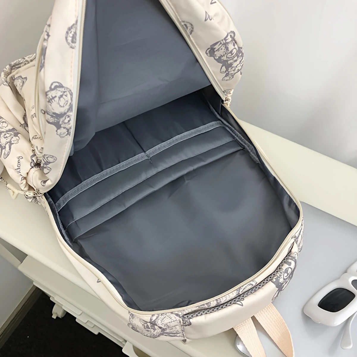 กระเป๋าสะพายไหล่ผู้หญิงเฉพาะกลุ่มที่ทันสมัยและอินเทรนด์, กระเป๋าเป้สะพายหลังความจุพิมพ์ตุ๊กตาหมี, กระเป๋าเป้สะพายหลังมัลติฟังก์ชั่นที่ทันสมัย,