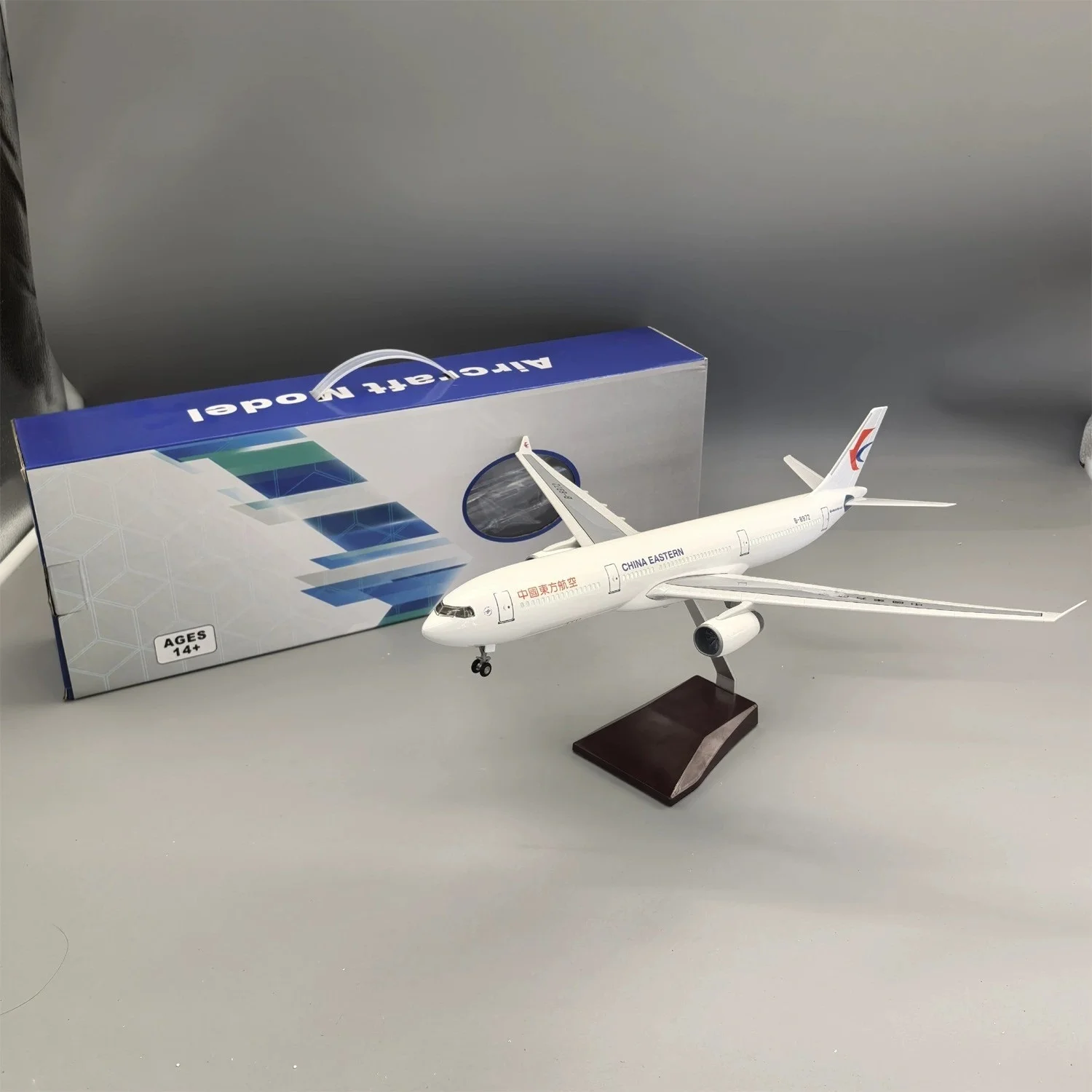 

A330 47cm China Eastern Airways 1/135 Scale Resin Aviation Aircraft With Light 330 airplane toy Model Enthusiasts Collected Gift