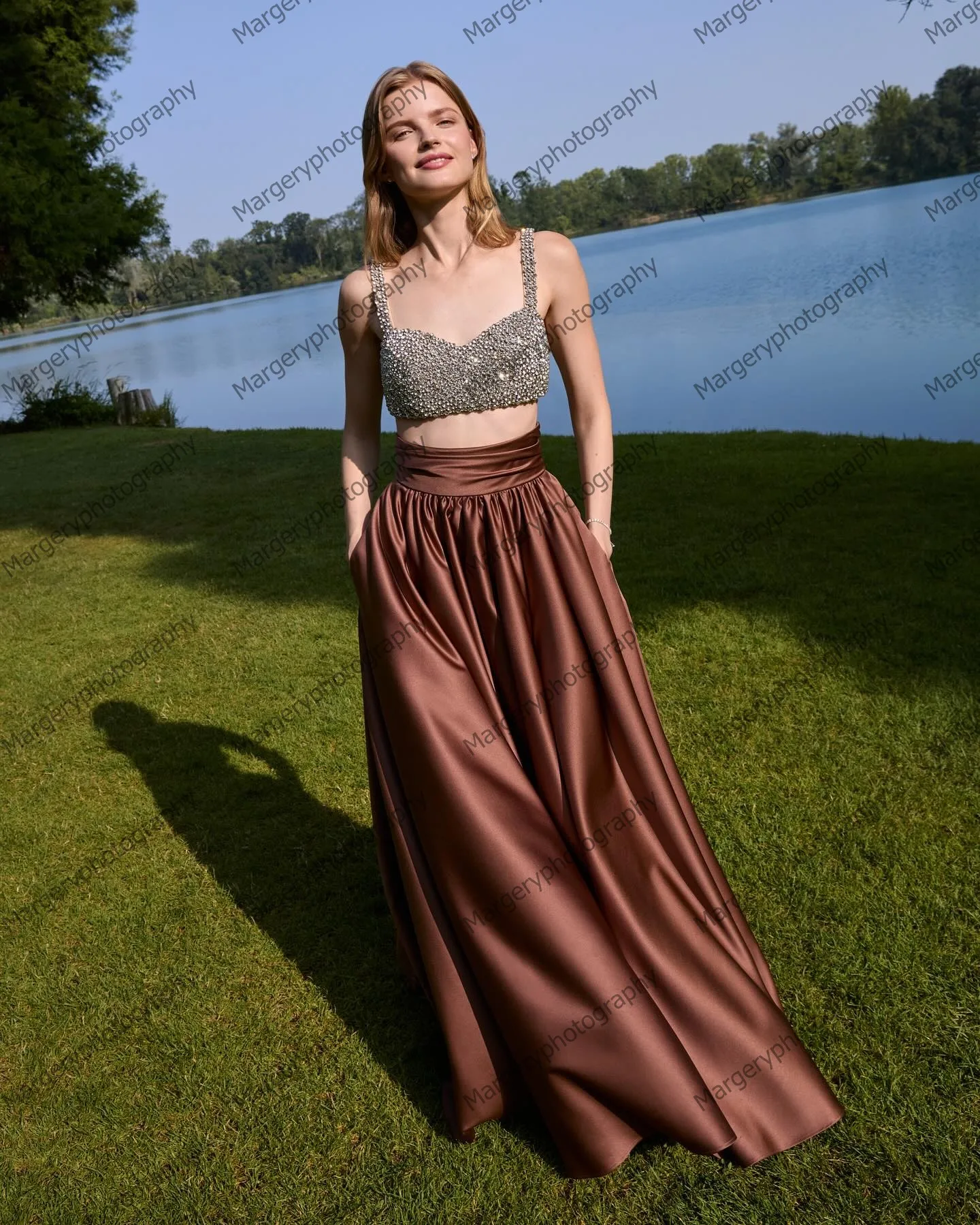 Moderne satijnen lange galajurk glanzende zijde geplooid bruin vrouwen lange uitvoeren rok vloerlengte elegante feestrokken op maat gemaakt