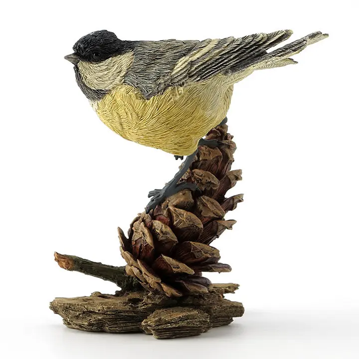Figura de un pajarito de la especie «chickadee» con gorro negro, estatua de ave realista sobre una base de piña y madera, escultura de fauna silvestre, adorno para el escritorio o el hogar.
