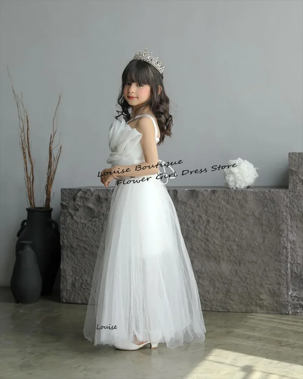 アイボリーフラワーガールドレススパゲッティストラップ高低アップリケノースリーブフロアレングスチュールドレス結婚式用初聖体ドレス