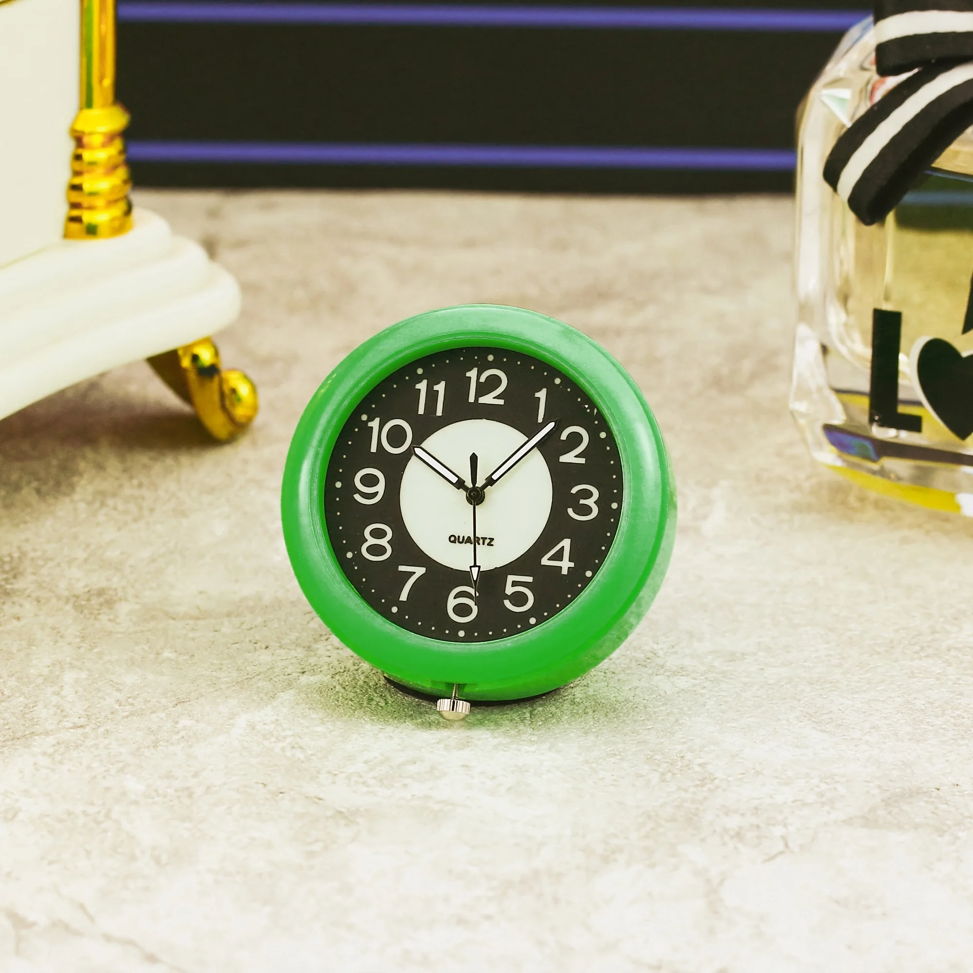 Night light men's and women's mini quartz table clock desktop ornament, portable, simple, creative, silent, bedside, car watch