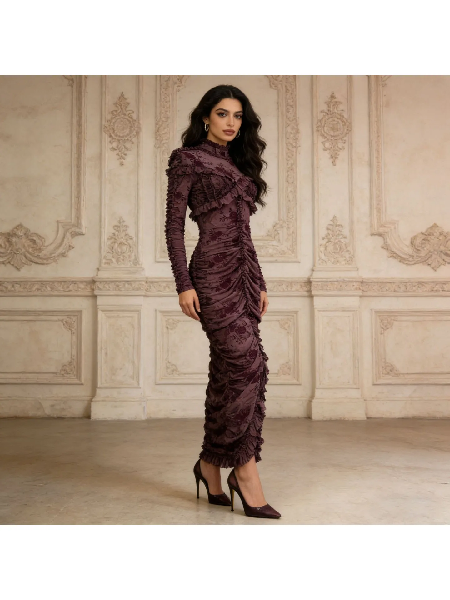 Elegante grijze fluwelen jurk met bloemenprint - hoge hals, gerimpelde bodycon, asymmetrische geruite split-avondjurk - afbeelding 2
