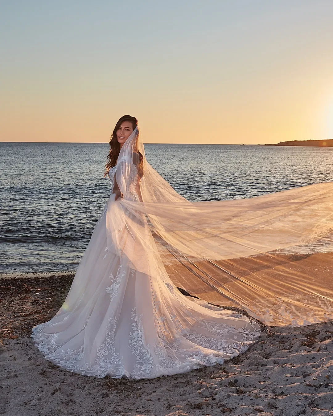 Vestido de novia de línea a de lujo, traje Sexy con hombros descubiertos, Apliques de encaje, estilo bohemio, para playa y jardín, 2024