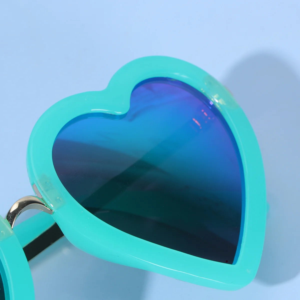 

Green Heart Sunglasses Stylish Comfortable Novelty Eyewear for Valentine's Day Women Fashion Accessory Lightweight Unbreakable