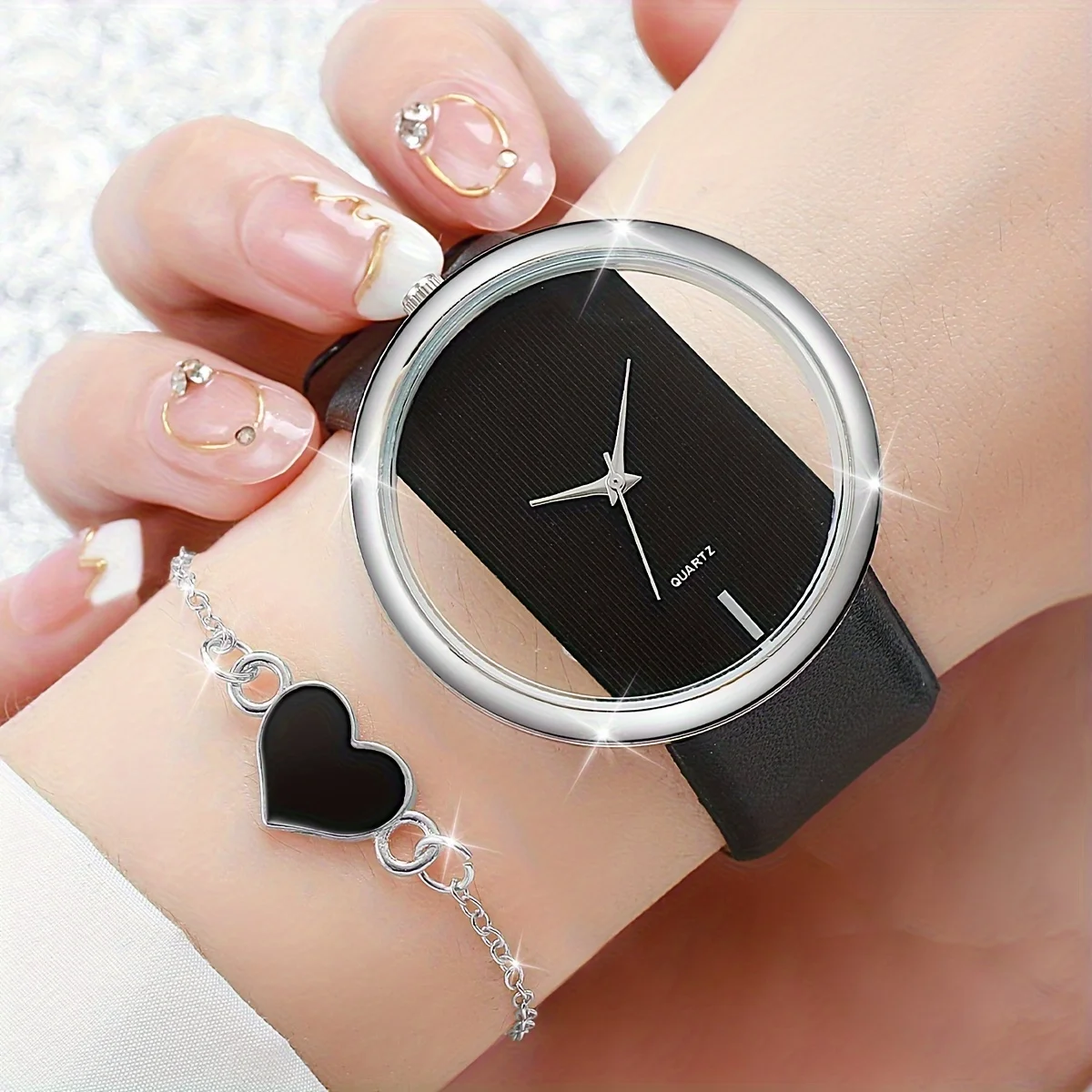 2PCS/Set Women\'s Watch Hollow Out Fashion Quartz Watch Analog PU Leather Wrist Watch with Heart Bracelet