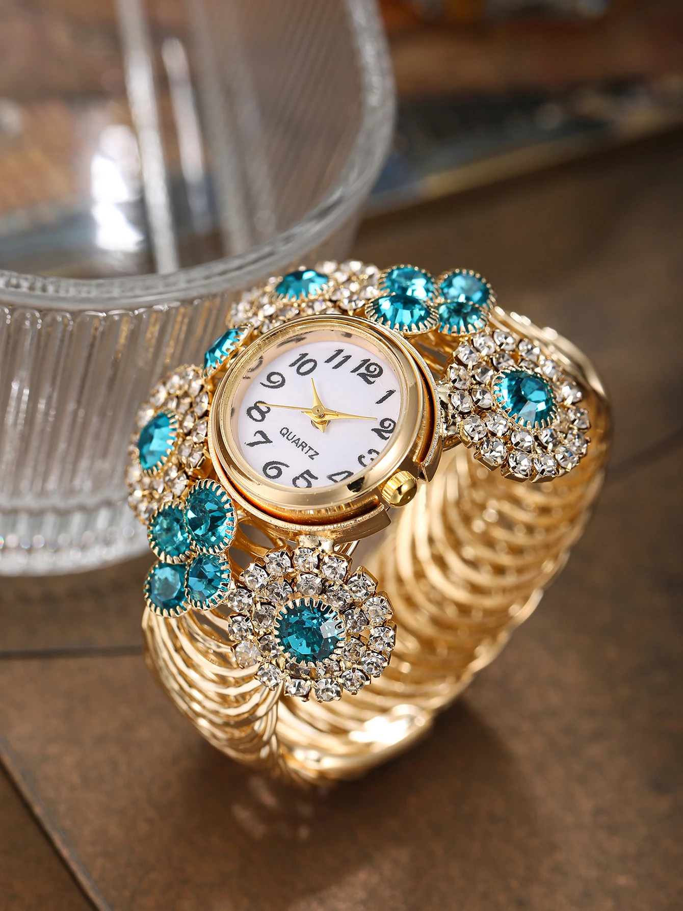 قطعة واحدة من ساعة السيدات الفاخرة الخفيفة والمتفجرة ذات الغلاف الجوي، وهي منتج أنيق يجب اقتناؤه للتجمعات وأماكن العمل